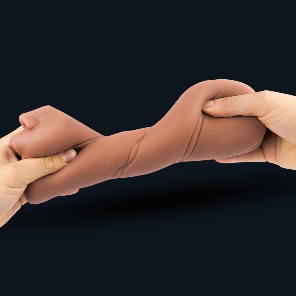 Lisa Pocket Pussy zwischen zwei Händen gedehnt: flexibles, reißfestes Material